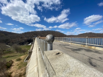 Top of the New Croton Dam Wall, Road, Westchester, Hudson Valley, New York, Croton gorge Park